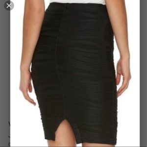 Form fitting textured pencil skirt